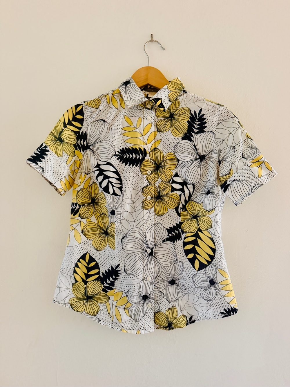 Women’s Fitted Yellow & Black Floral Short-Sleeve Shirt With Pocket